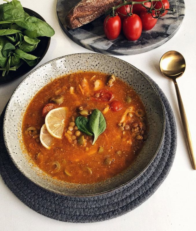 Томатный суп с чечевицей и курицей: здоровая осень в тарелке