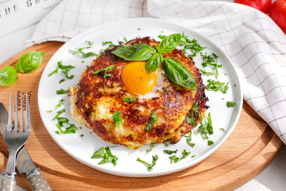 Кабачковые оладьи с ветчиной из индейки и сыром Сулугуни