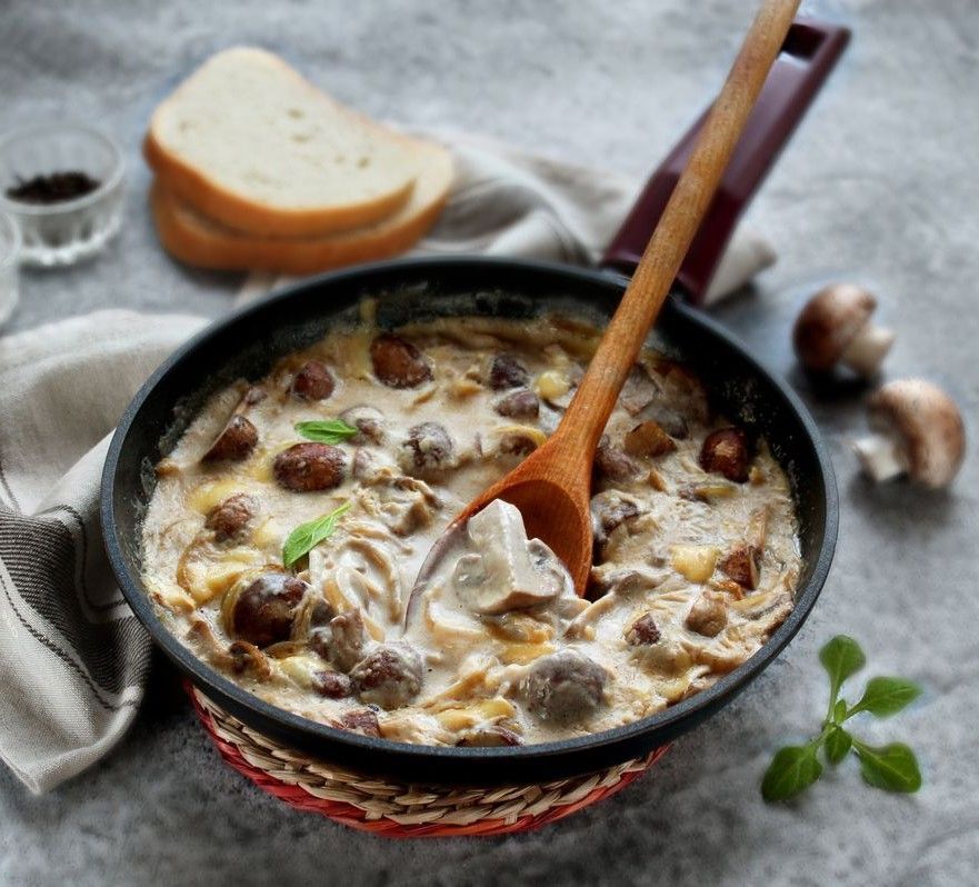 Вкусный жюльен с курицей и грибами на сковороде