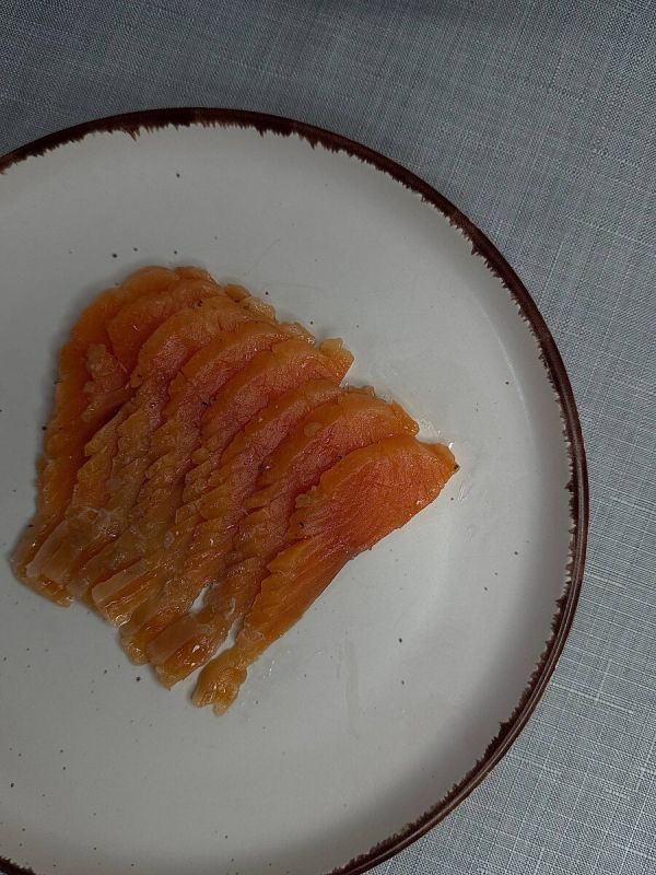 Легкая закуска: слабосоленая форель для новогоднего стола