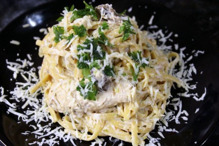 Феттуччине в сливочно-грибном соусе с курицей