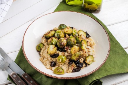 Пшеничная крупа с лимонной брюссельской капустой и черносливом: необычное сочетание для гурманов