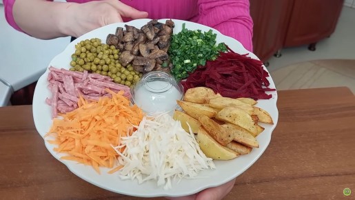 Разноцветный салат с жареной картошкой и грибами в городском меню
