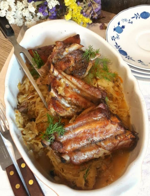 Нежные ребрышки под квашеной капустой: простой и вкусный рецепт
