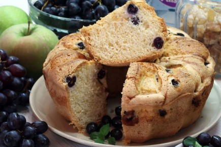 Как испечь удивительный пирог с яблоками и виноградом