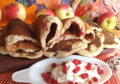 Панкейки с брусникой: яркий завтрак для всей семьи