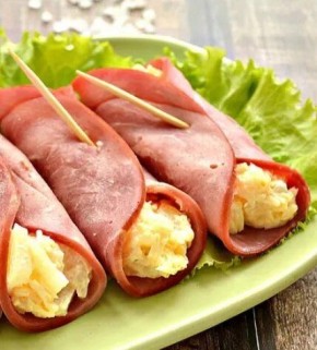 Оригинальные рулетики из ветчины и ананасов: простая закуска для любого стола