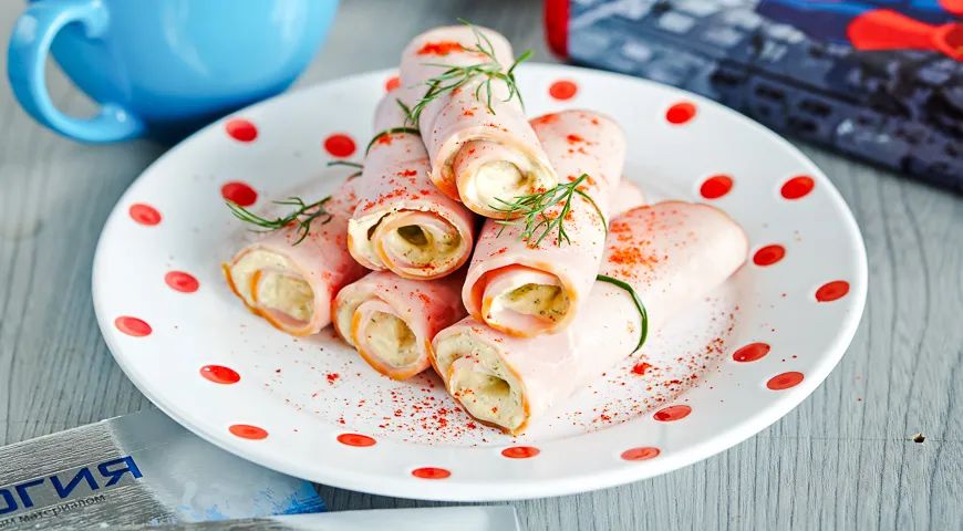 Рулетики из ветчины с творожной начинкой: идеально для любого стола