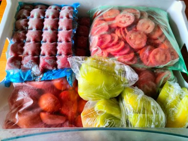 Как сохранить вкус лета: идеальные способы заморозки помидоров и перцев