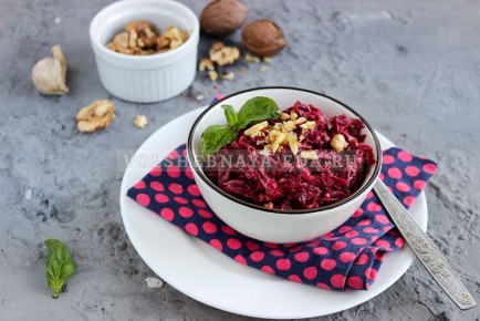 Вкусный свекольный салат с орехами: простота и насыщенность вкуса