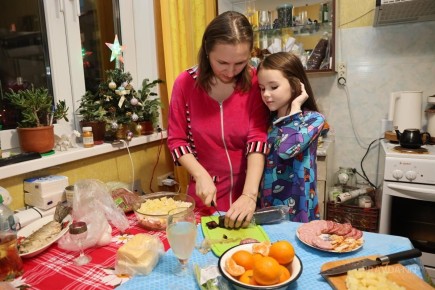 Гастроэнтеролог Елена Колодей делится советами по предотвращению переедания на праздниках