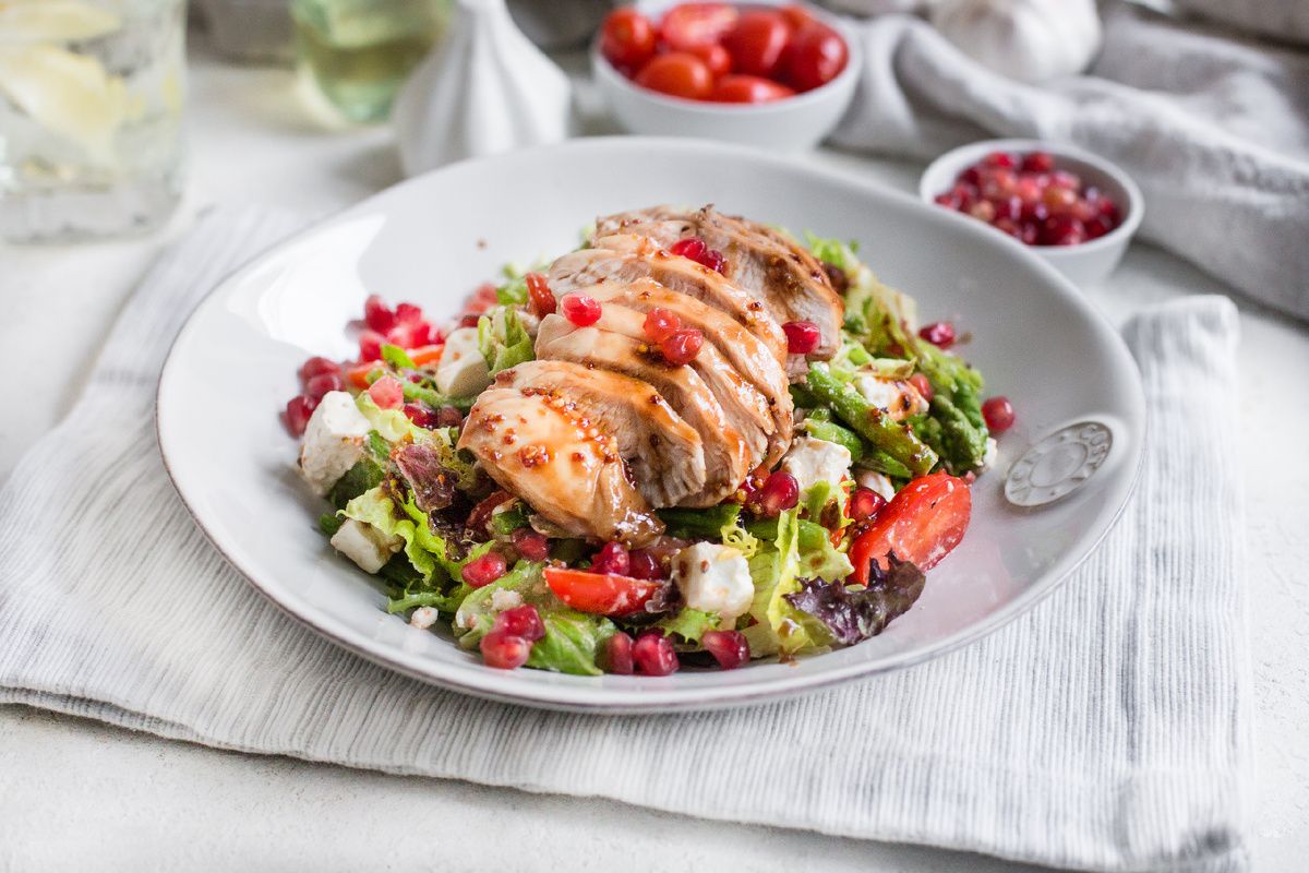 Салат Ле Руж: Вкусный дуэт индейки и гранатов
