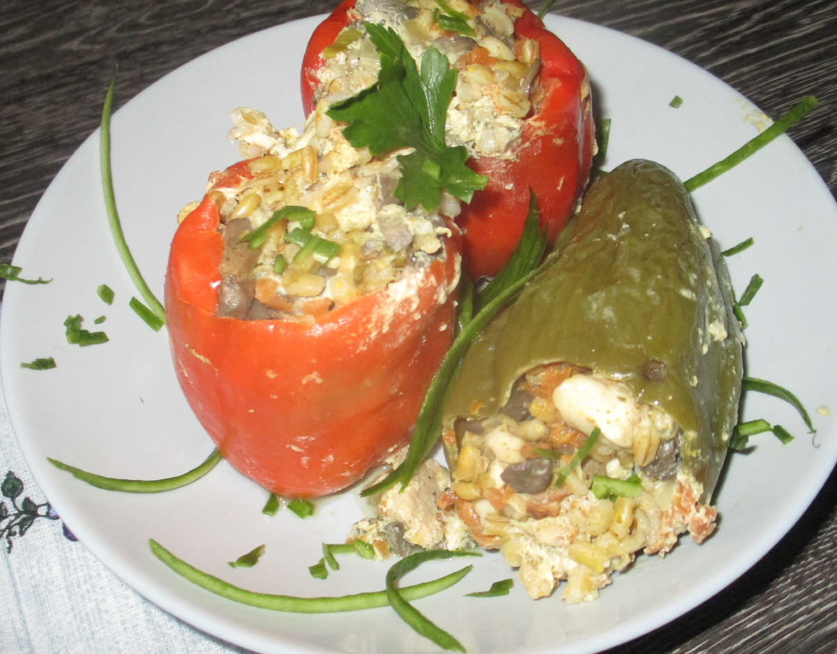 Новый взгляд на любимое блюдо: фаршированные перцы с куриным мясом и грибами