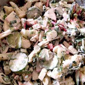 Салат, который удивит: цветная капуста с крабами и свежими овощами