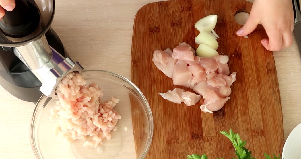 Нежные бризоли с курицей и сыром для вашего ужина