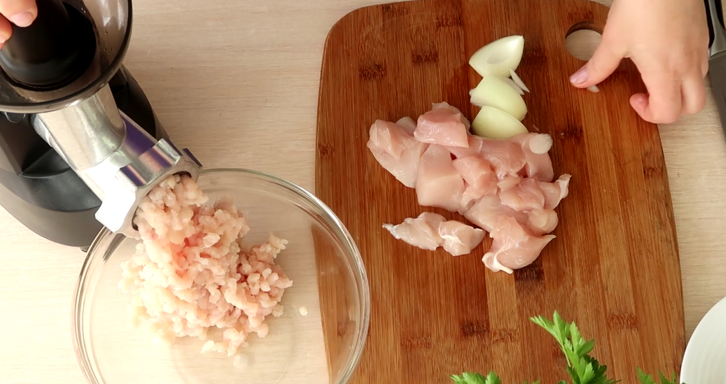 Нежные бризоли с курицей и сыром для вашего ужина