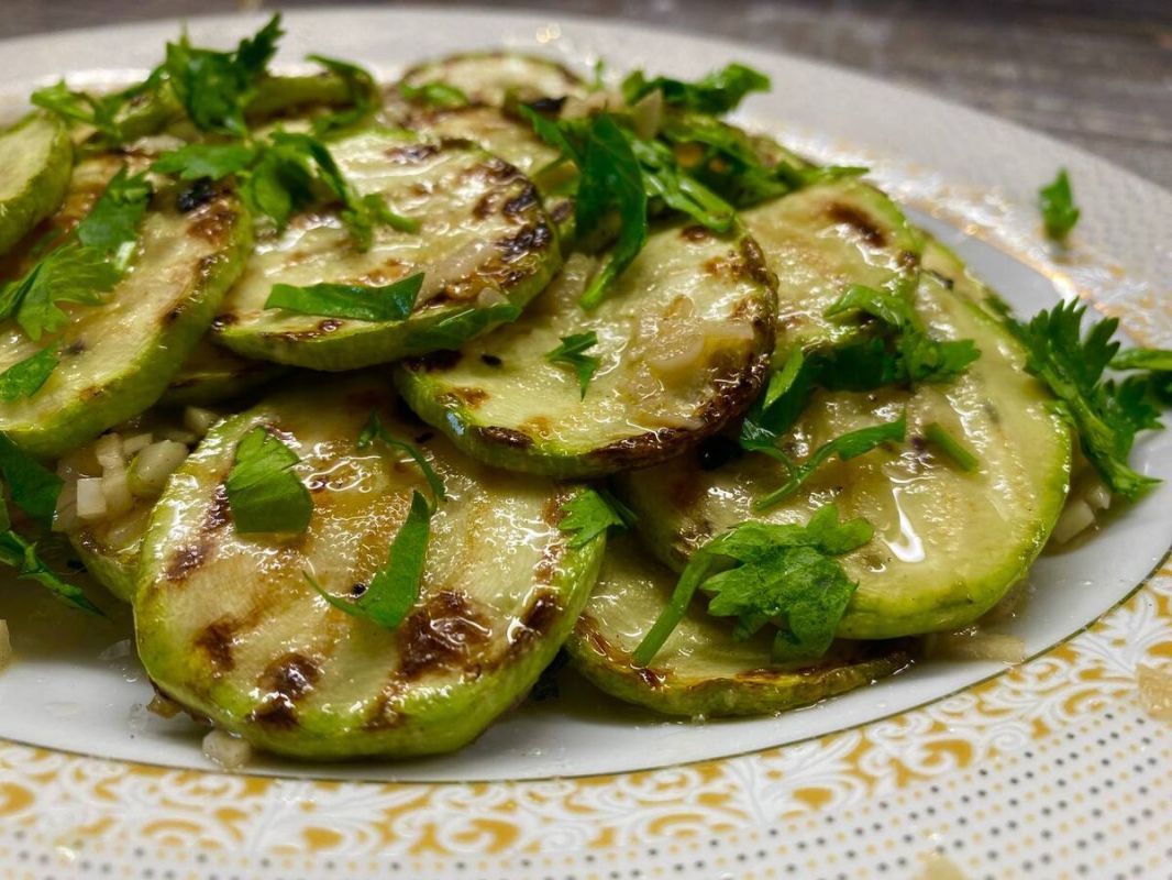 Кабачки, которые исчезают с стола быстрее шашлыка: секрет в недорогом ингредиенте