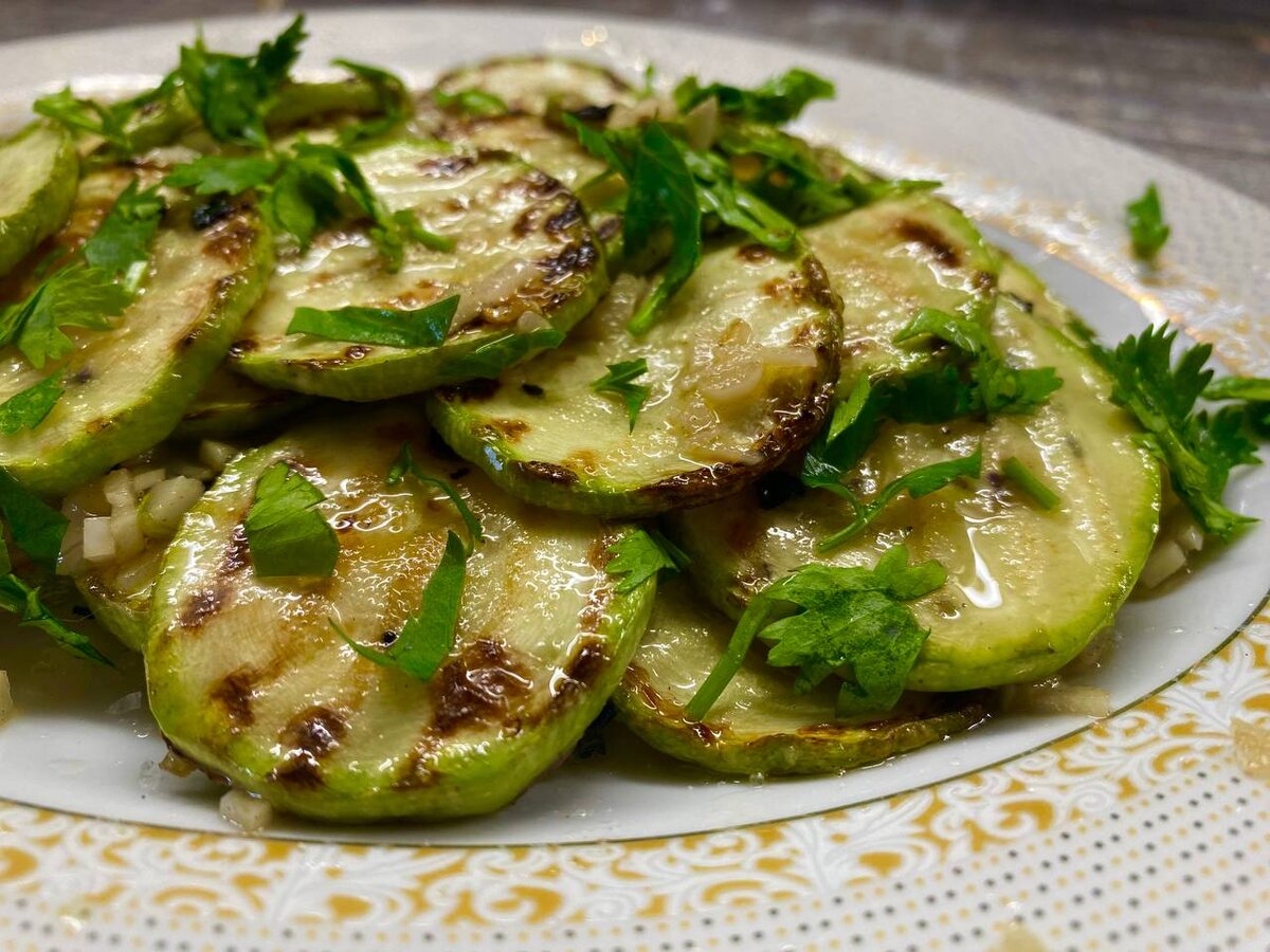 Кабачки, которые исчезают с стола быстрее шашлыка: секрет в недорогом ингредиенте