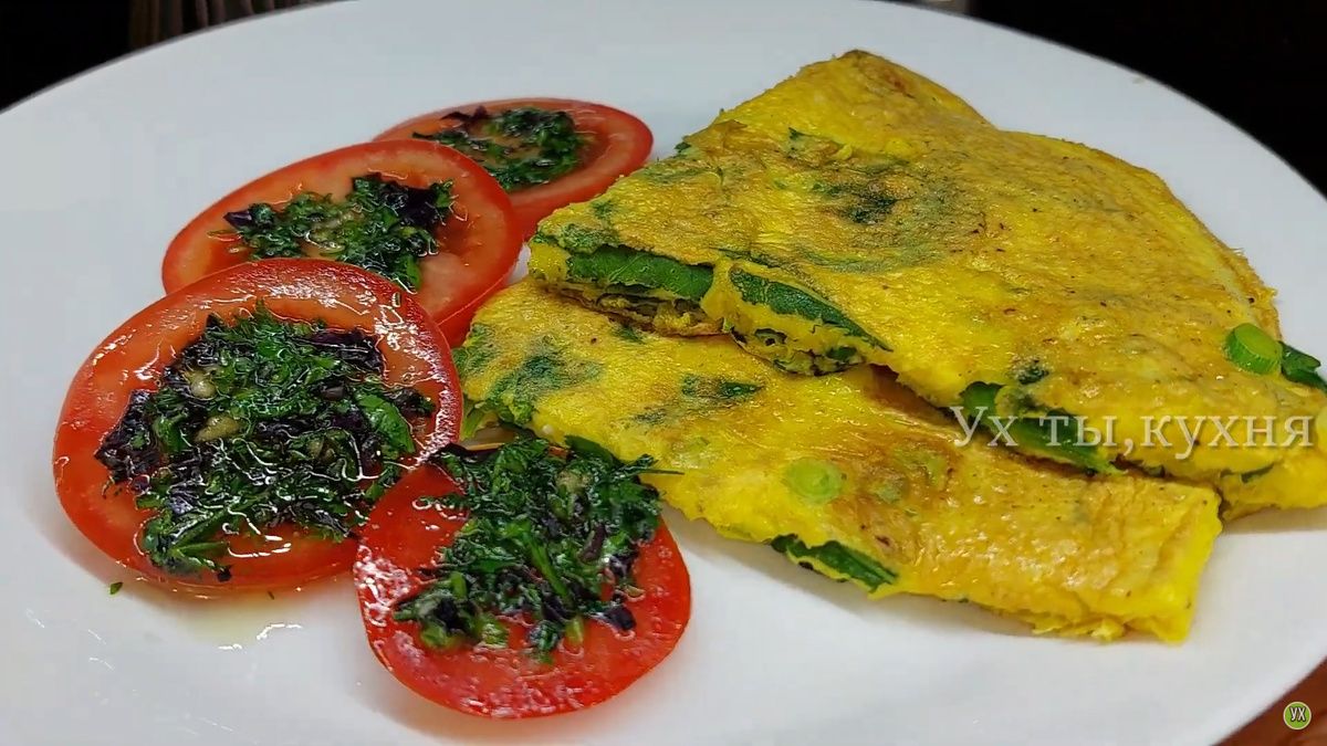 Нежные ранние помидоры в зелёной обёртке и пышный омлет с шпинатом