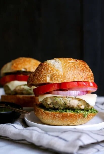 Куриный бургер с оригинальным соусом песто