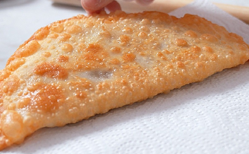 Чебуреки с пузырчатой корочкой: секреты идеальной хрустящей выпечки