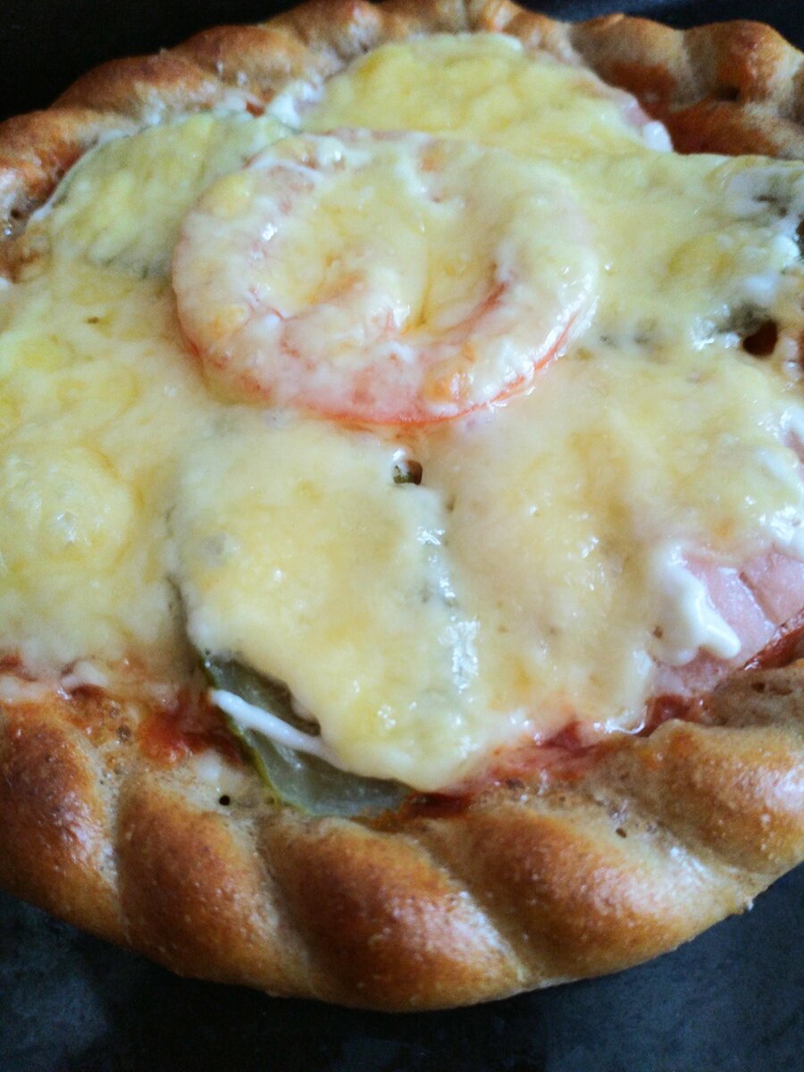 Вкусные пиццы из холодильника: мясная и фруктовая