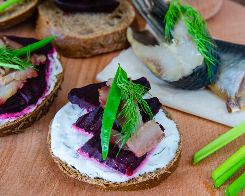 Вкусные закусочные бутерброды с селедкой и свеклой, которые покорят ваше сердце