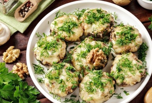 Необычные шампиньоны с грецким орехом и сыром для вашего стола