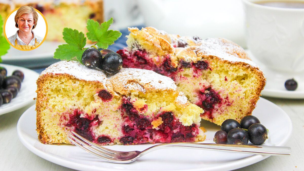 Сочная шарлотка с черной смородиной: летний десерт, который покорит сердце