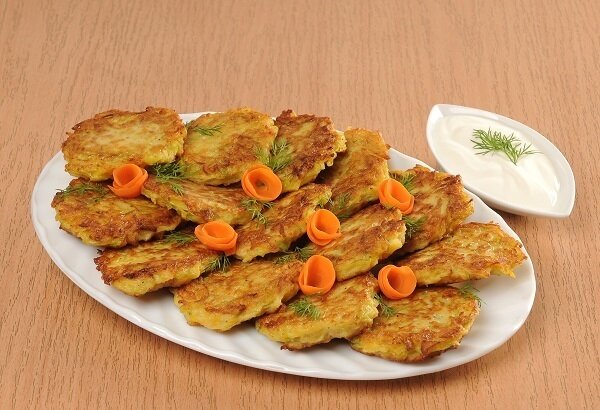 Как приготовить ароматные оладьи с капустой и сметаной