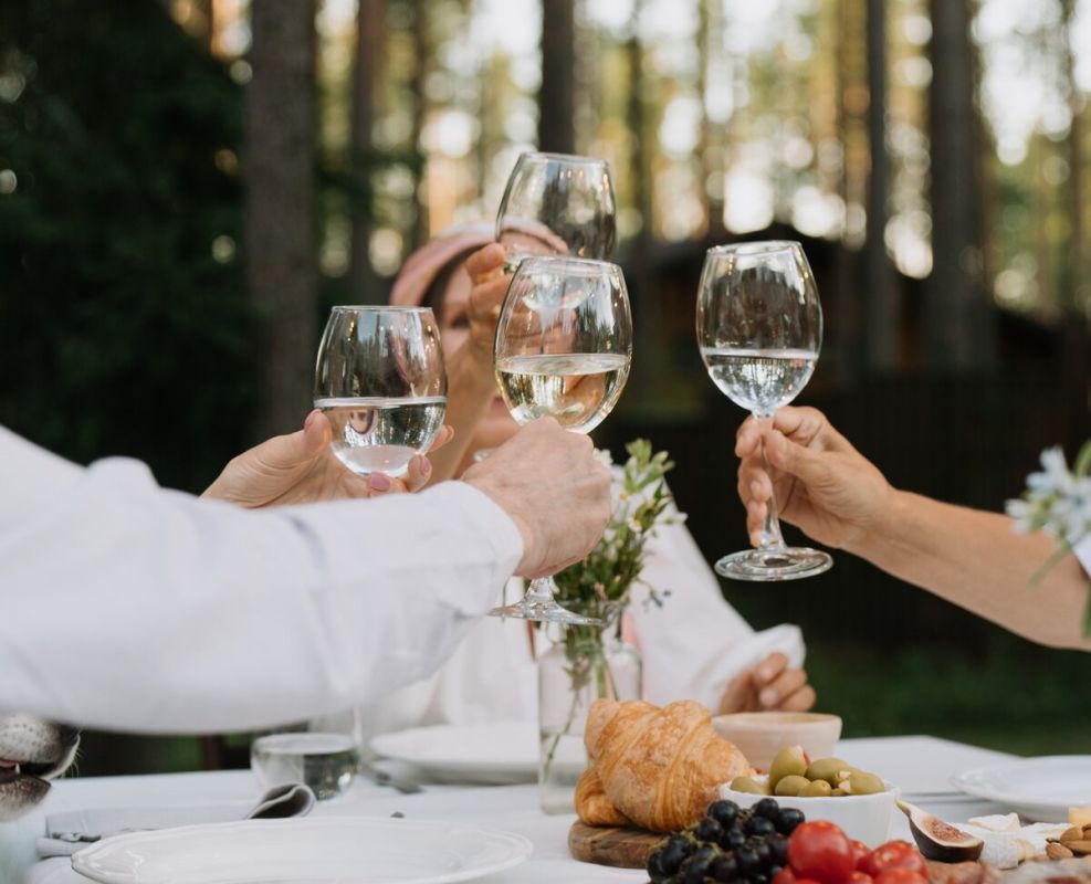 Необычный инцидент в ресторане: как гости пытались украсть бокалы