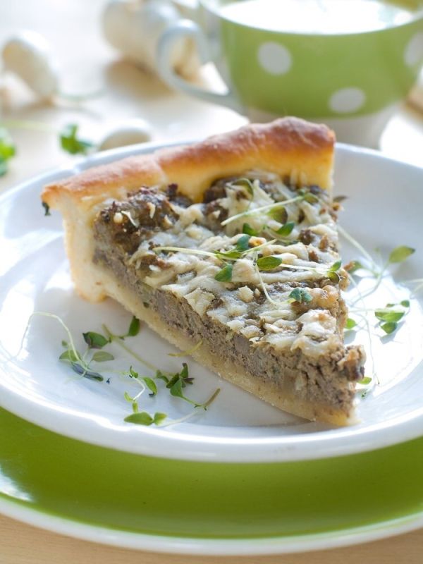 Сочный пирог с куриной печенью и луком: простота и вкус