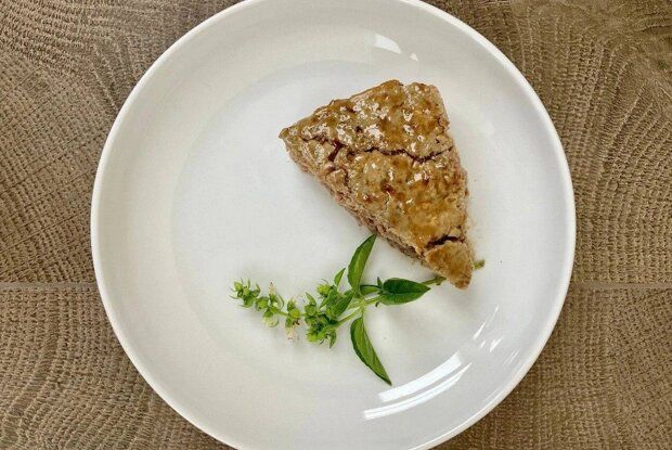 Ароматная мясная запеканка с кабачком и свежим базиликом