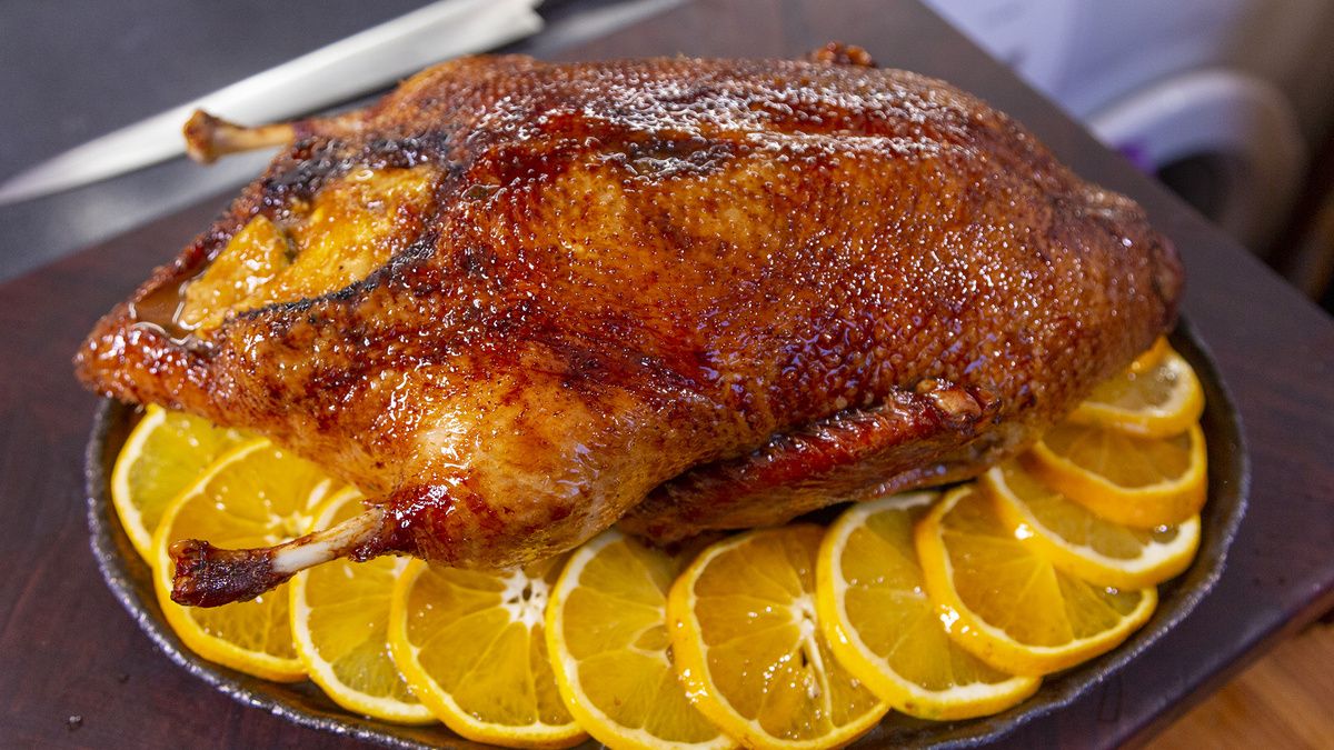 Необычная утка, запеченная с фруктовой начинкой