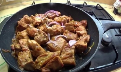 Сытное и аппетитное: свинина с луком и морковью на сковороде