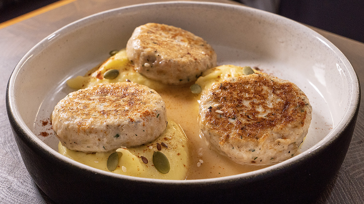 Нежные куриные котлеты с ароматным тимьяновым соусом и пюрешкой