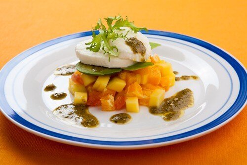 Нежный фруктовый салат с авокадо и фисташками