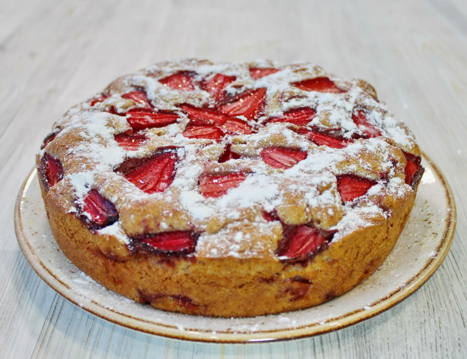 Неотразимая клубничная шарлотка