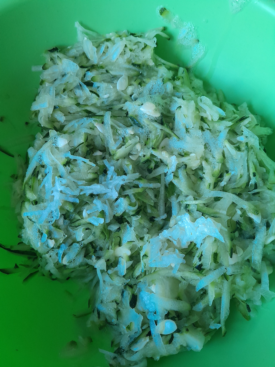 Оладьи из кабачков с куриным фаршем: легкое и полезное угощение