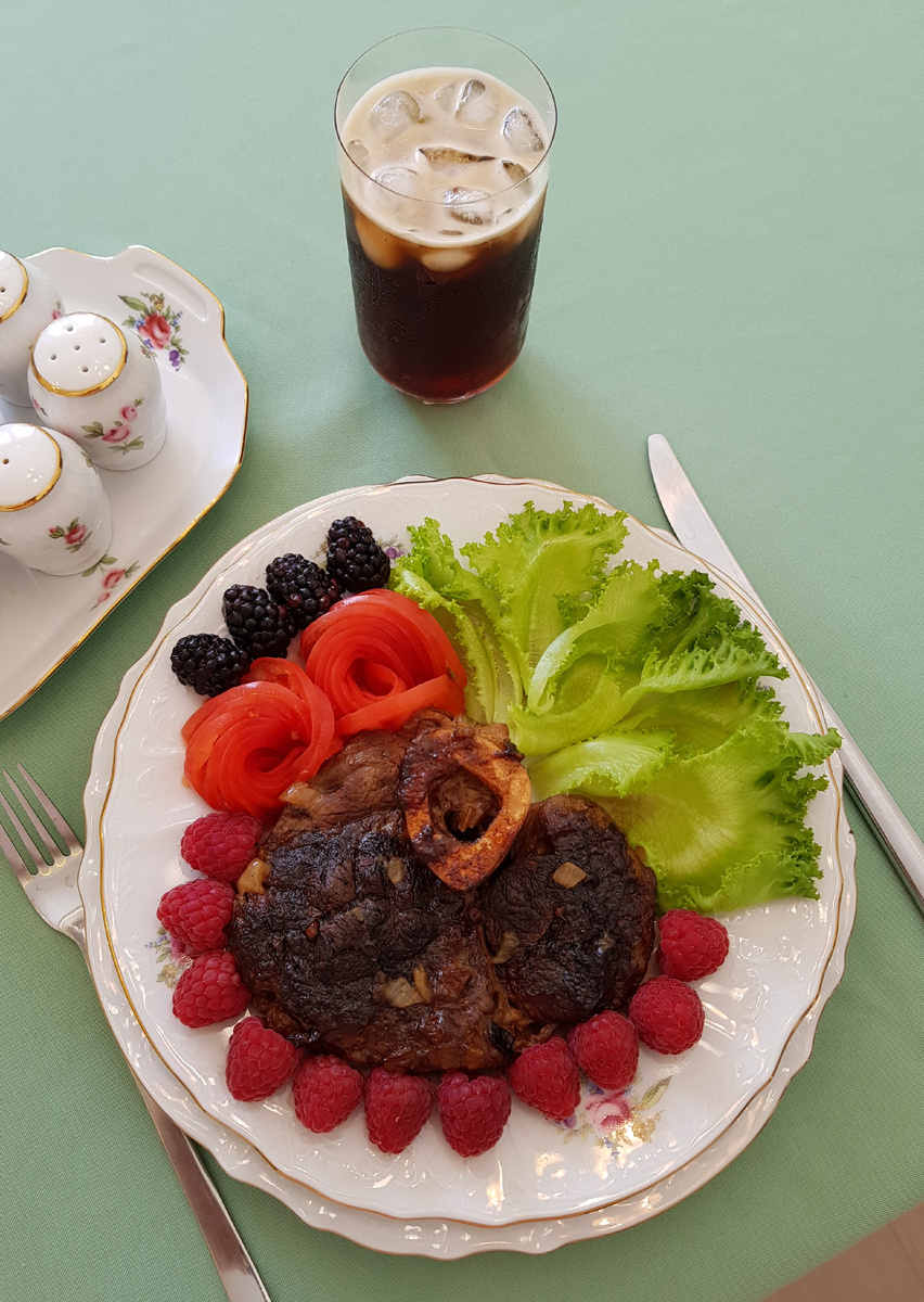 Тушёные телячьи ножки по-триестски