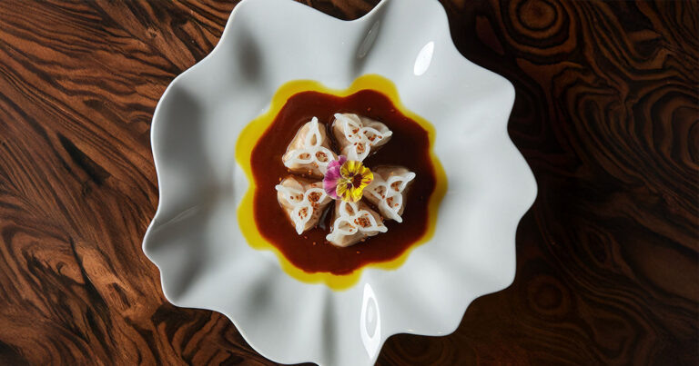 Экзотическая пицца с форелью и дим самы: ресторан «Косма&Дамиан» привлекает гурманов