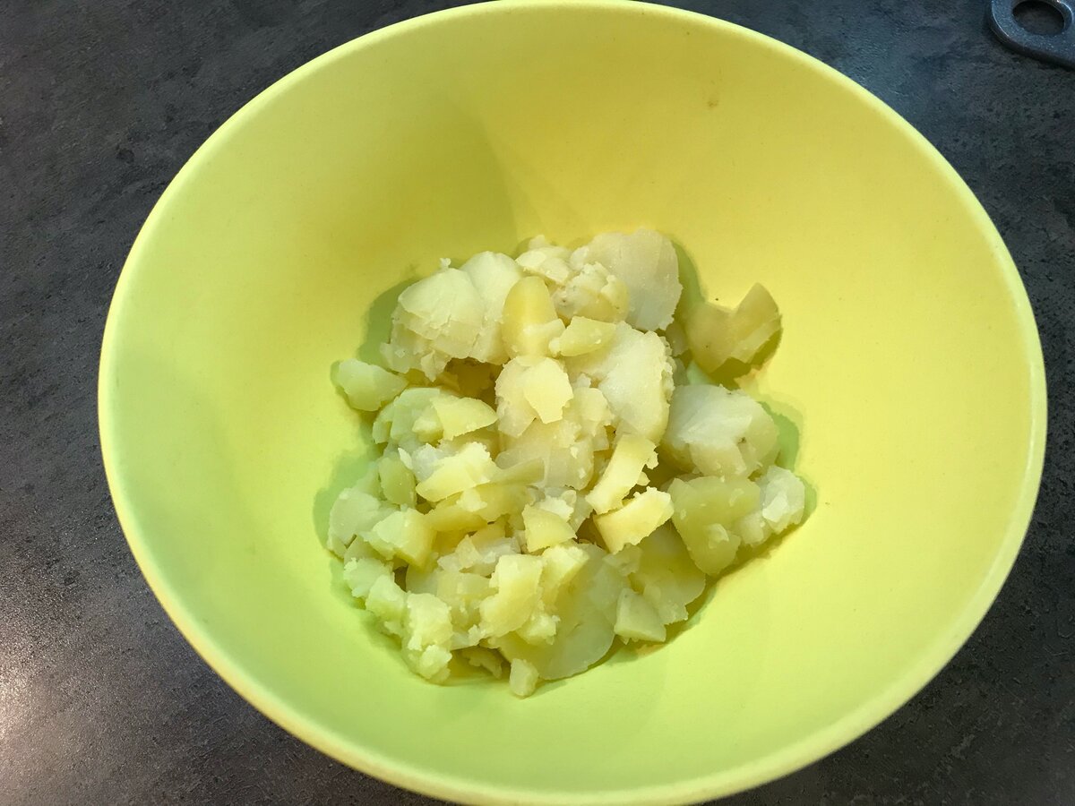 Салат с курицей и картошкой: простой рецепт для праздничного ужина