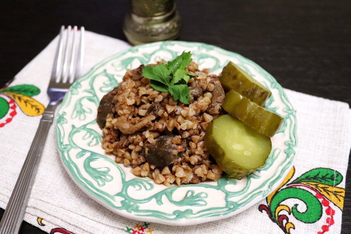 Как легко приготовить вкусную гречку с грибами и желудками