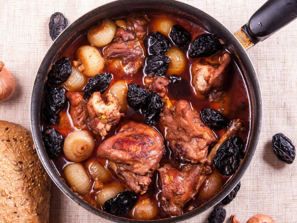 Нежный кролик в красном вине с ароматным черносливом
