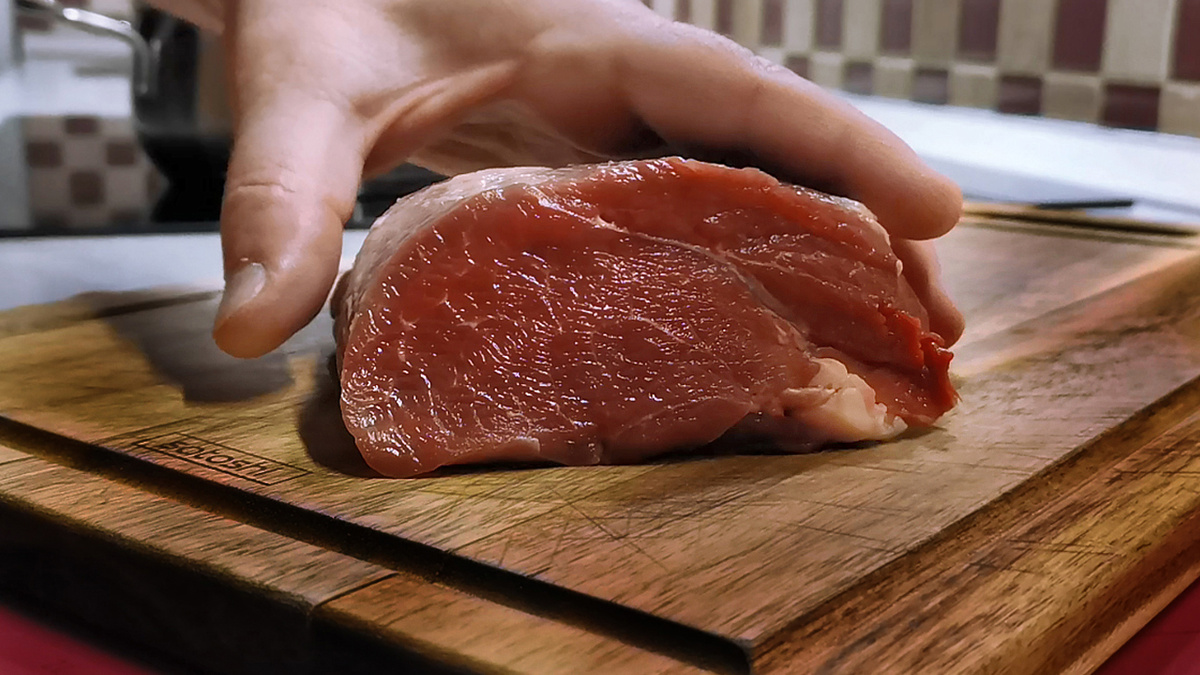 Гурманы в восторге: секреты вкусного мясного салата на праздничном столе