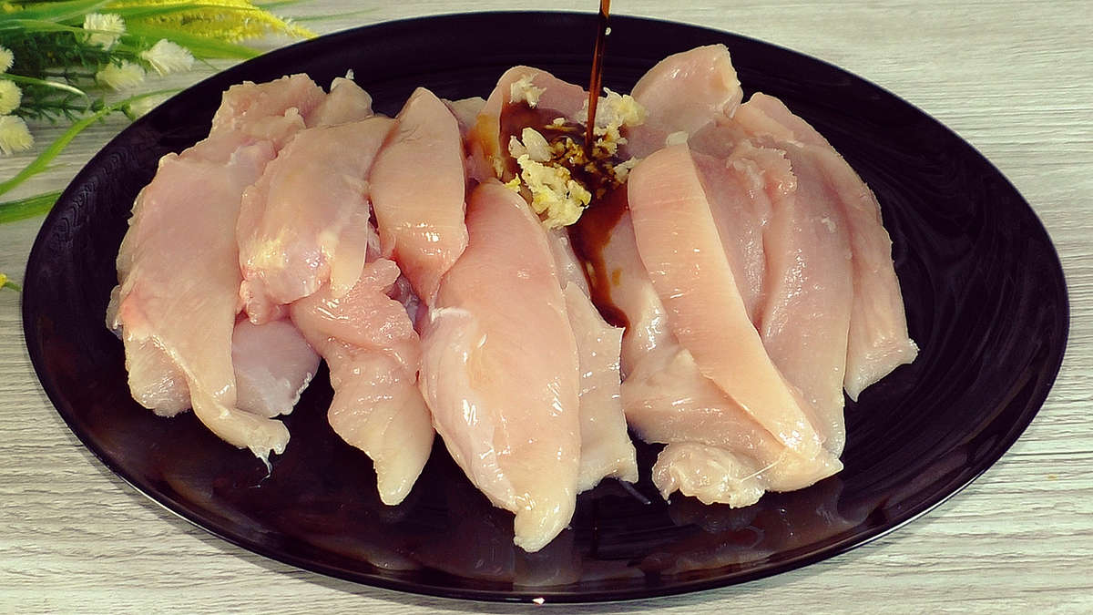 Куриное филе под чипсами — оригинальная закуска на праздничный стол