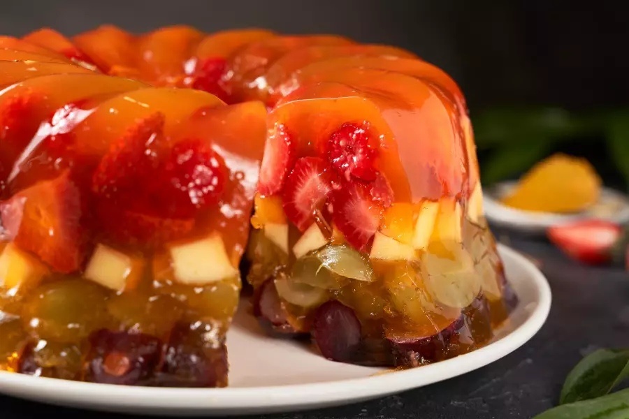 Порадуйте гостей простым и эффектным желе с фруктами