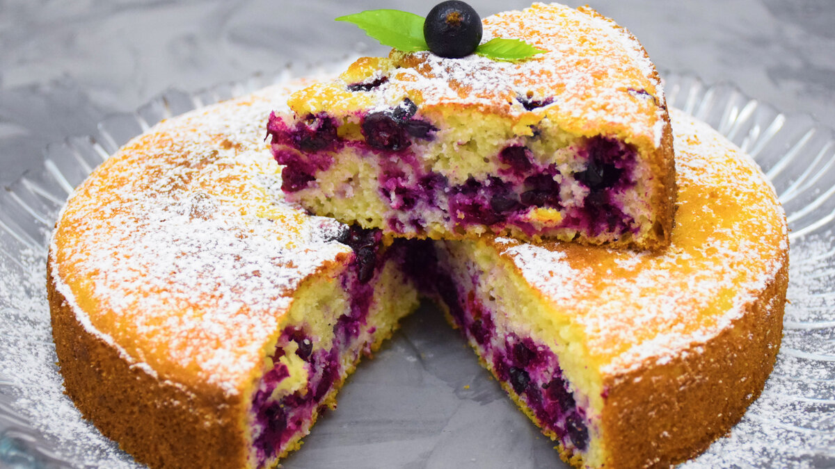 Вкусный воздушный манник на кефире с ягодами: просто и быстро!