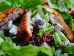 Необычный салат с куриной грудкой и клюквой: быстрый и вкусный рецепт