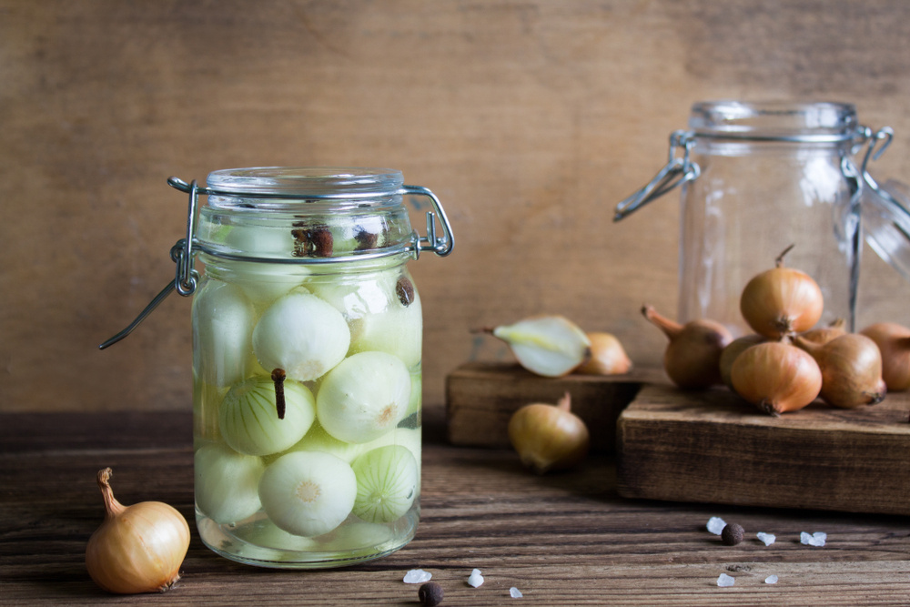 Приготовьте зимние запасы: 10 удивительных рецептов с луком и чесноком